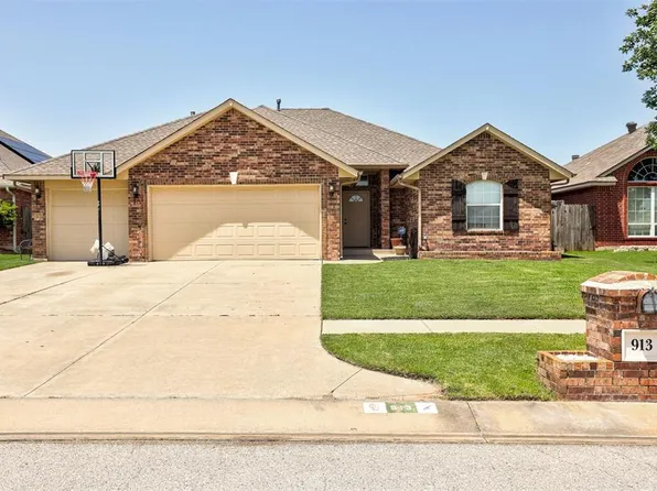 913 SW 38th St, Moore, OK 73160