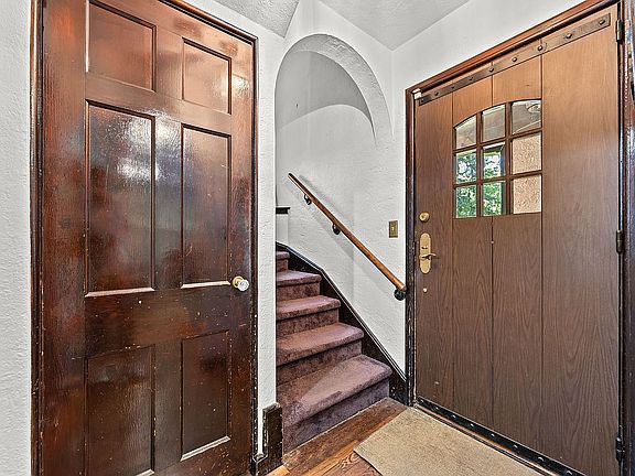 3rd image of 378 Beverly Rd Unit 1