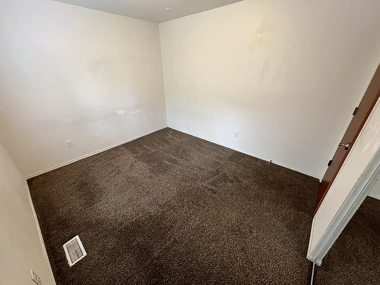 103 E Grand St — Photo 25