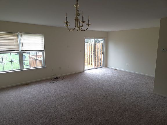 5th image of 302 Macleren Dr