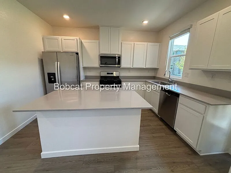3 bed, 2.5 bath, 1649 sqft, $2,503 — Photo 4
