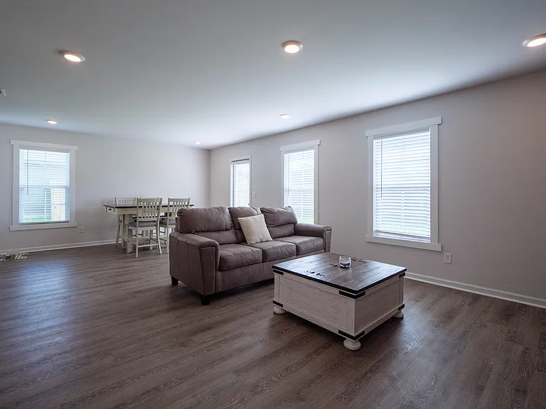 1716 Phillips Cir — Photo 8