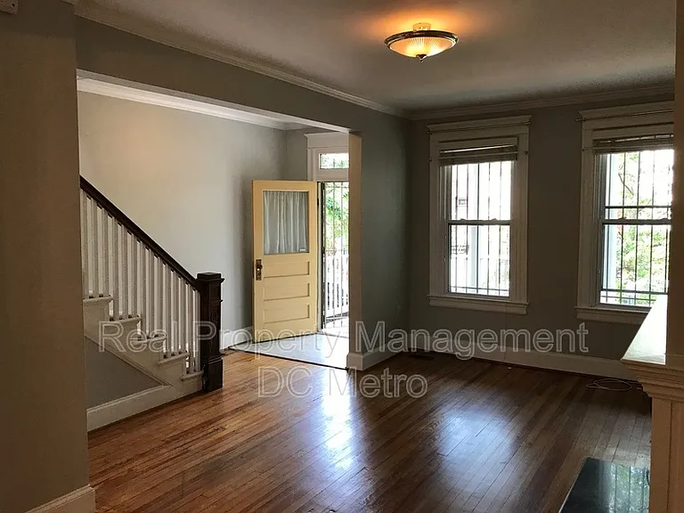 309 9th St NE — Photo 5