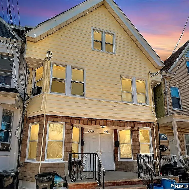 4 bed, 1.5 bath, 2500 sqft, $3,750 — Photo 1