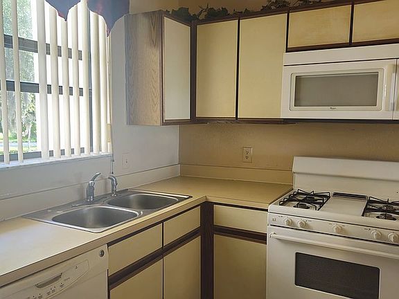 4th image of 608 Sweet Bay Cir