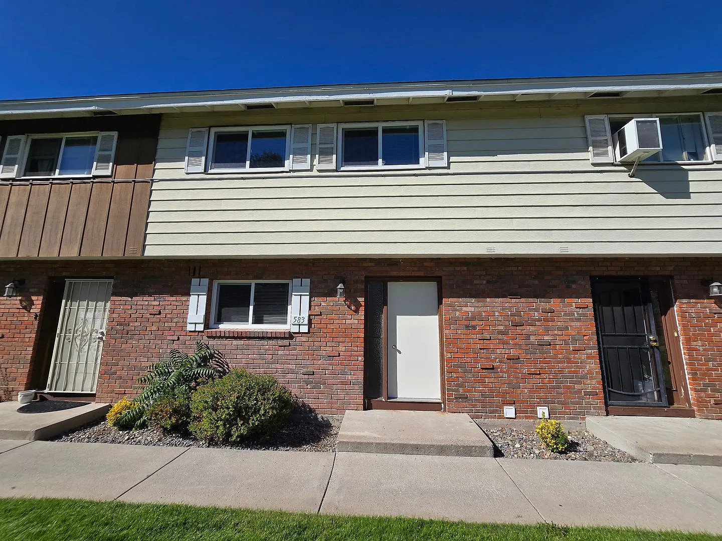 Spacious 3-Bedroom Townhome in a Convenient Central Reno Location! — Photo 1
