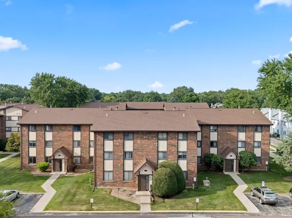423 Berkshire Dr APT 33, Crystal Lake, IL 60014