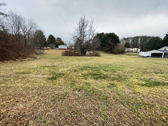 4th image of 14 N Meadow Cir