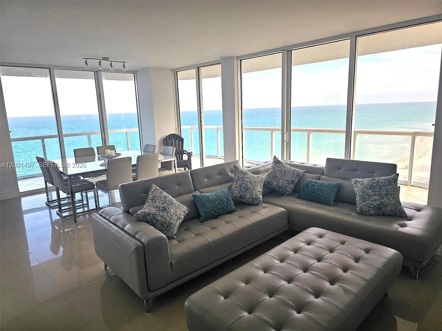 Akoya Condo — Photo 1
