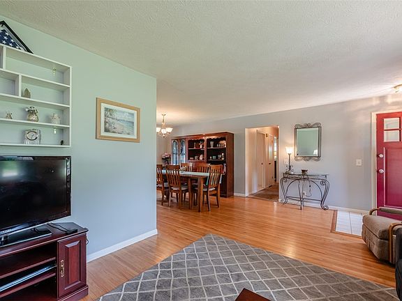 5th image of 40 Rolling Hill Dr