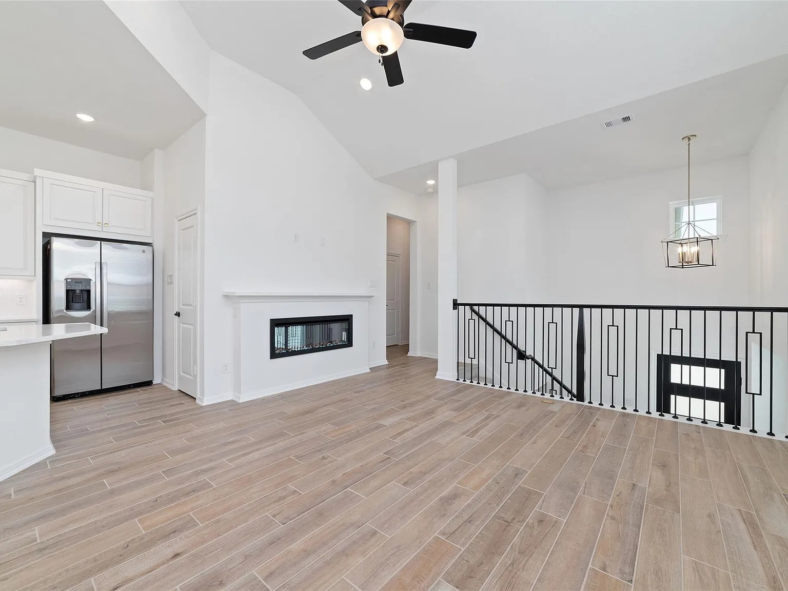 3 bed, 2.5 bath, 1908 sqft, $2,400 — Photo 3