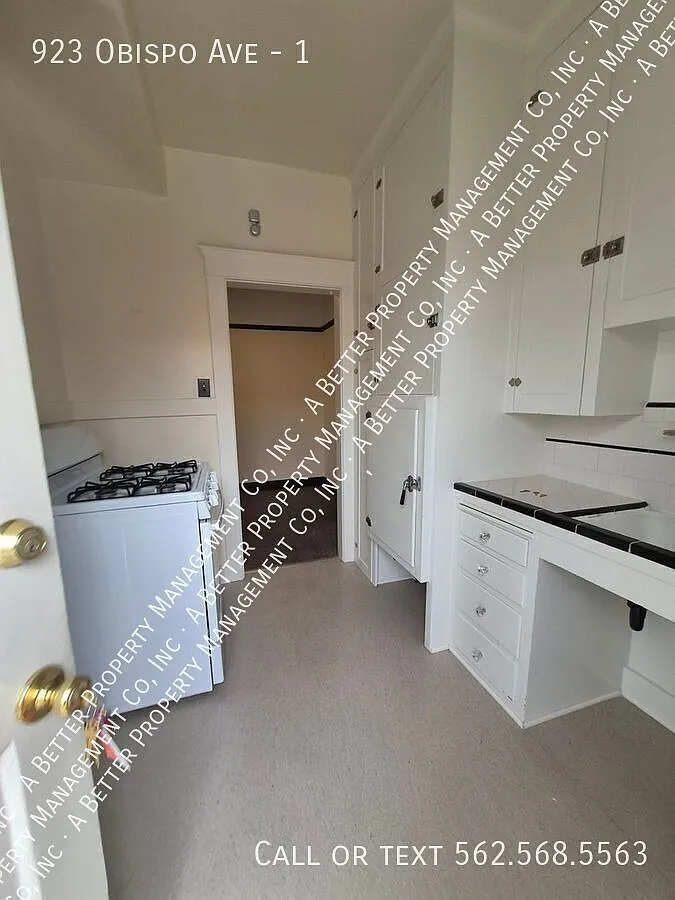 Bright Front Studio - Well Maintained Vintage Unit - Parking Space Available — Photo 3