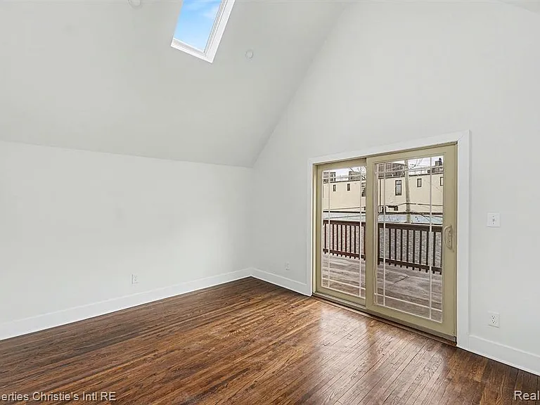 1463 Baldwin St — Photo 8