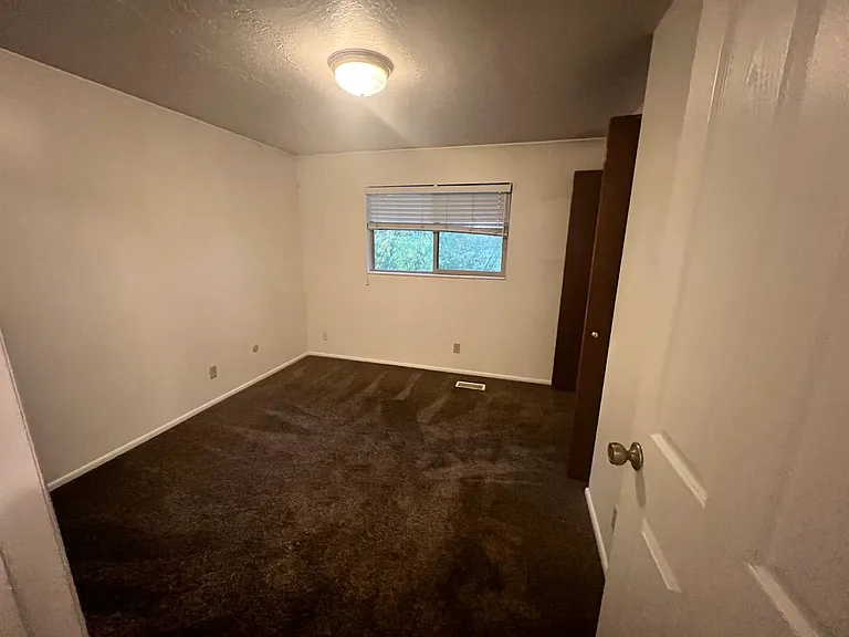 689 E 2300 N — Photo 14