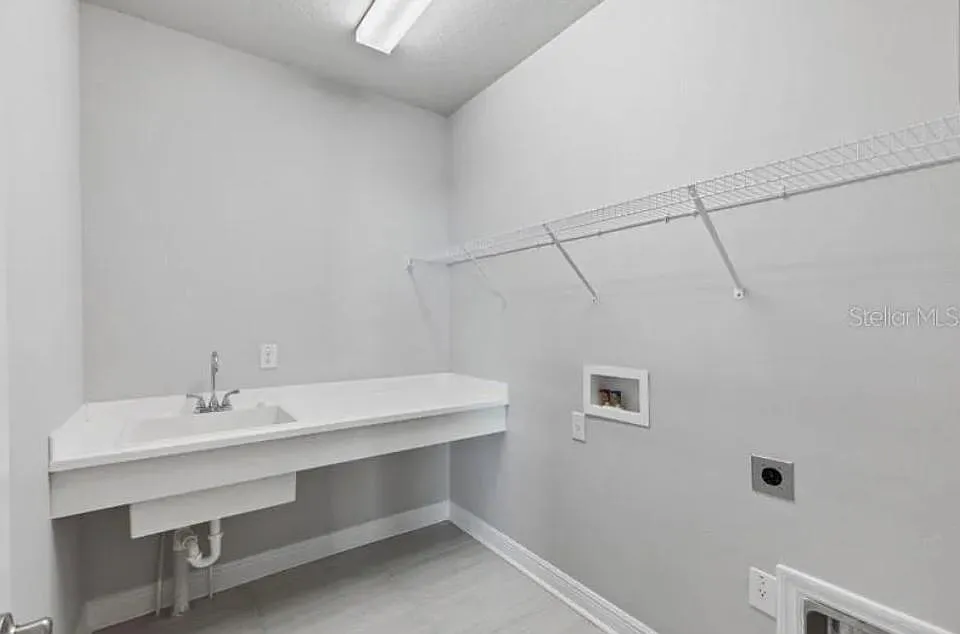 3 bed, 2.5 bath, 2598 sqft, $6,000 — Photo 2