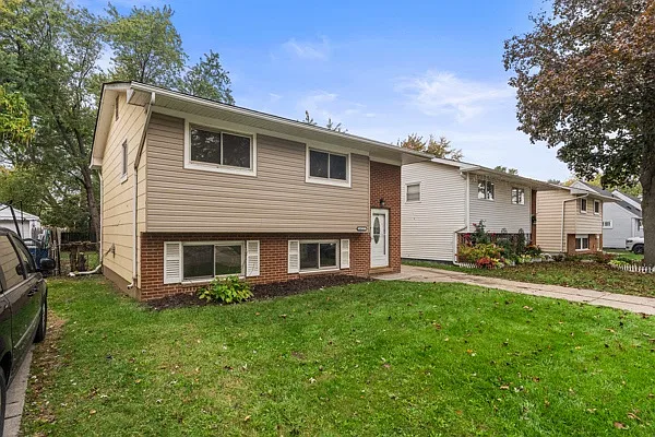 4 bed, 1.5 bath, 1400 sqft, $1,600 — Photo 2