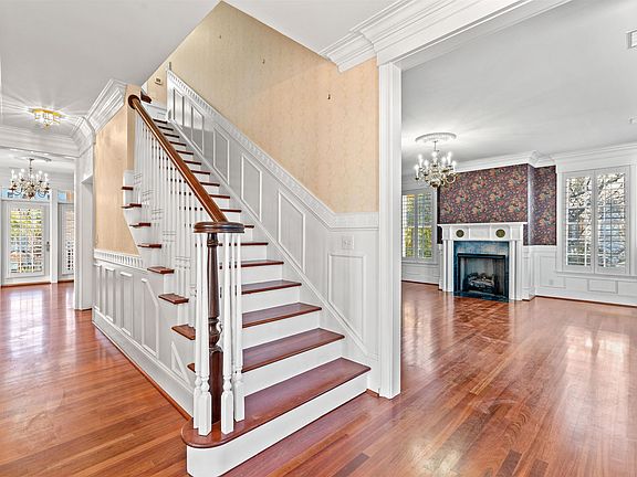 3rd image of 101 Greenwich Dr.