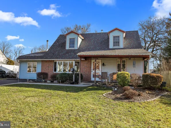 22 Larkspur Rd, Levittown, PA 19056