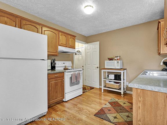 5th image of 328 Harvest Ln