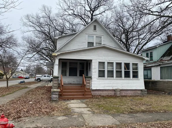 1752 Elwood St, Muskegon, MI 49442