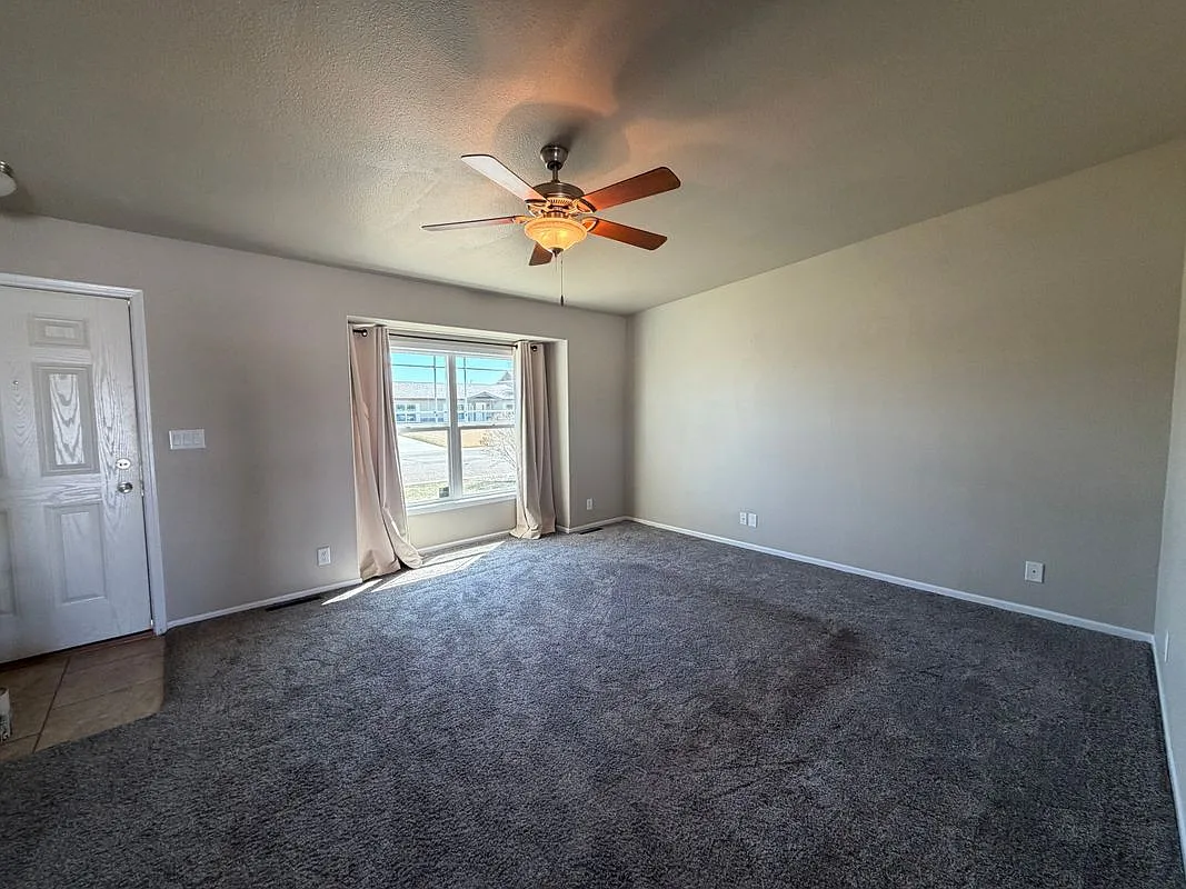 3 bed, 2.0 bath, 1392 sqft, $2,200 — Photo 2