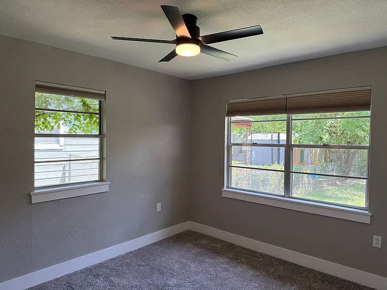 685 S 1st Ave — Photo 10