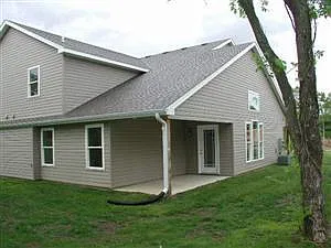 Spacious 3 Bedroom 2 Bathroom Duplex! No Dogs, No Cats Please. — Photo 3
