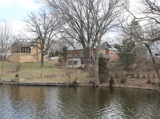 414 E Lake Shore Dr, Tower Lakes, IL 60010