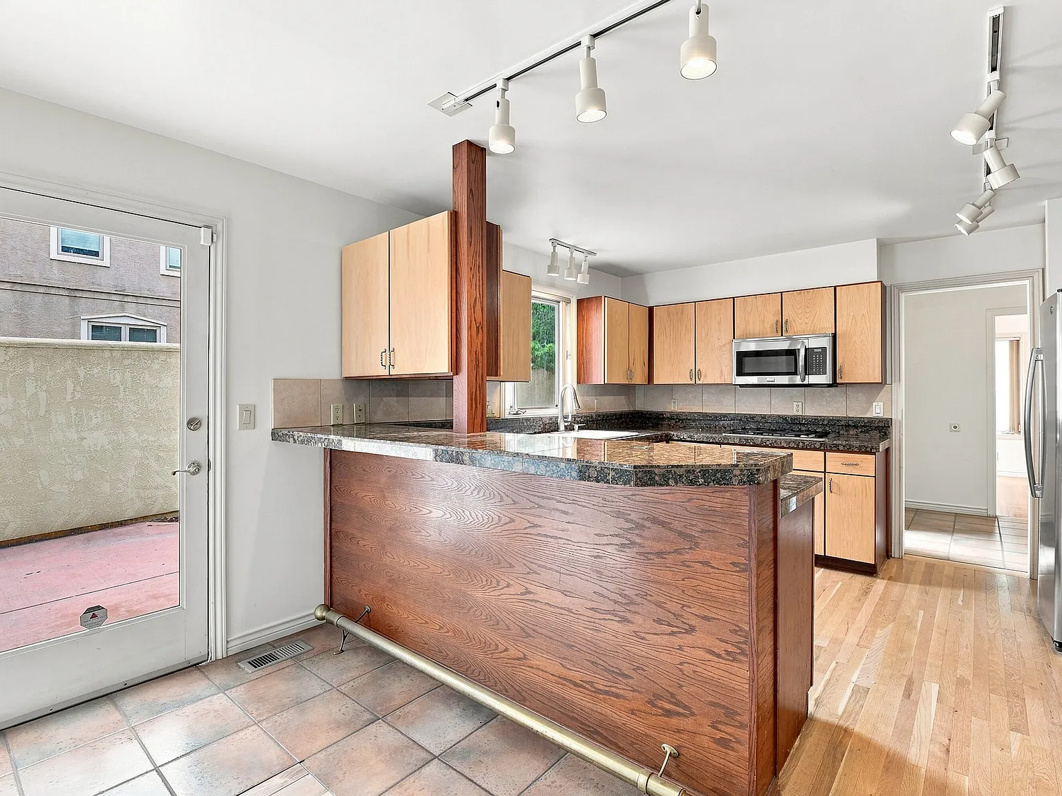 4 bed, 4000 sqft, $4,225 — Photo 4
