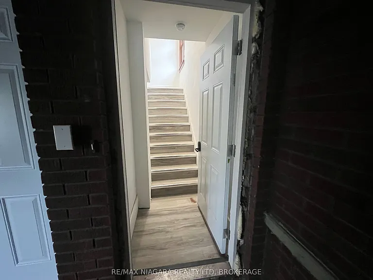 243 Dufferin St #UPPER FRONT — Photo 18