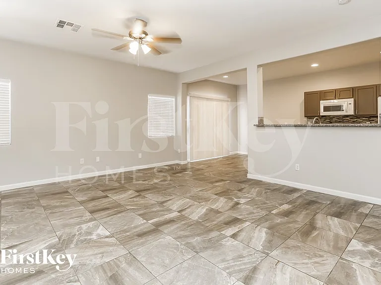 528 Brown Breeches Ave — Photo 2