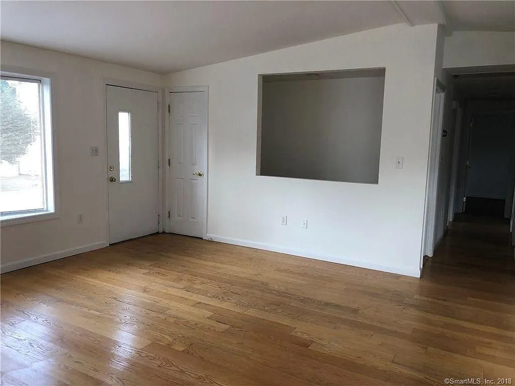 3 bed, 1056 sqft, $2,250 — Photo 2