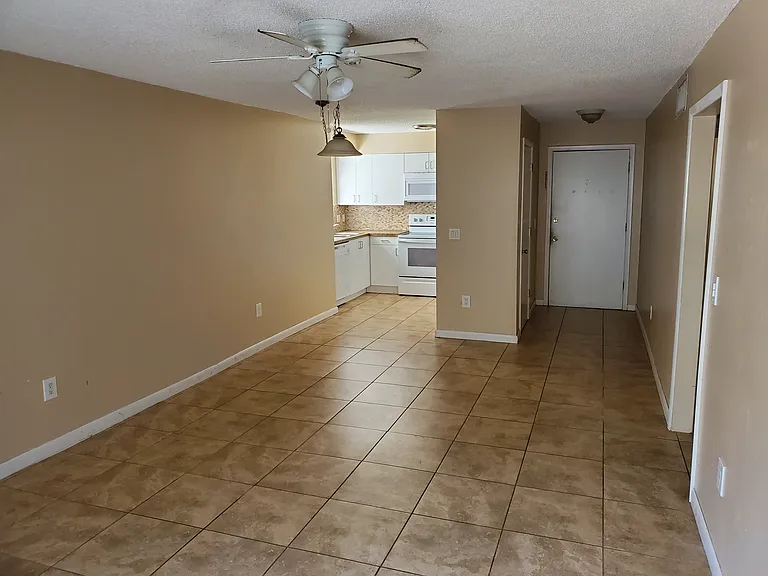 2015 S Tuttle Ave #6 — Photo 6