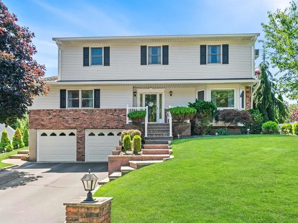 32 Bowman Lane, Kings Park, NY 11754