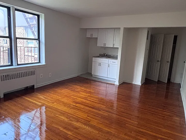 61-88 Dry Harbor Rd #4B — Photo 1