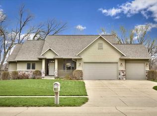 1685 Maple St, Robins, IA 52328