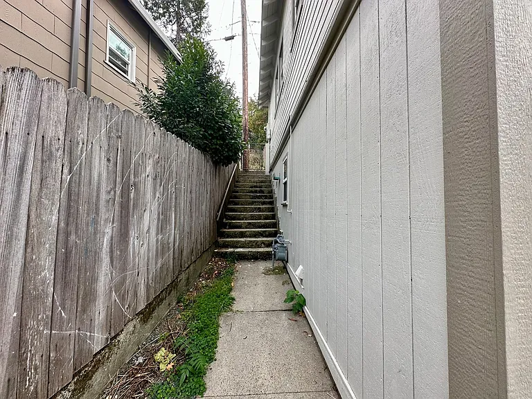 321 N School St — Photo 10