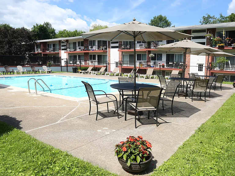 Windsor Court Apartments — Photo 9
