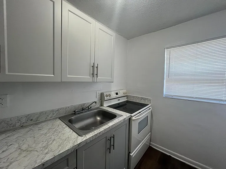 St George Apartments — Photo 38