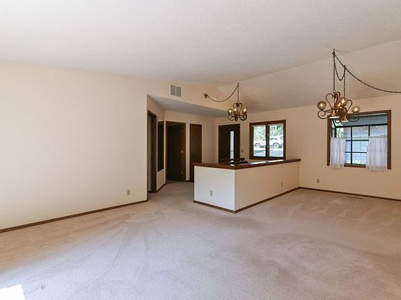 5th image of 20 Northwoods Dr