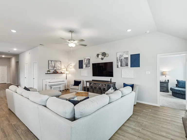 1424 Bellaire St — Photo 3