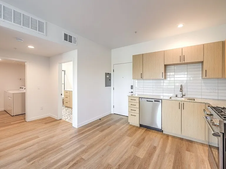 627 S 10th St — Photo 34