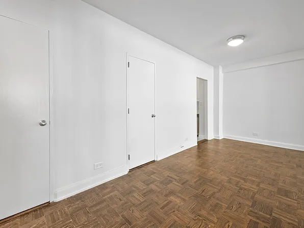 136 East 55th Street image 3 of 6