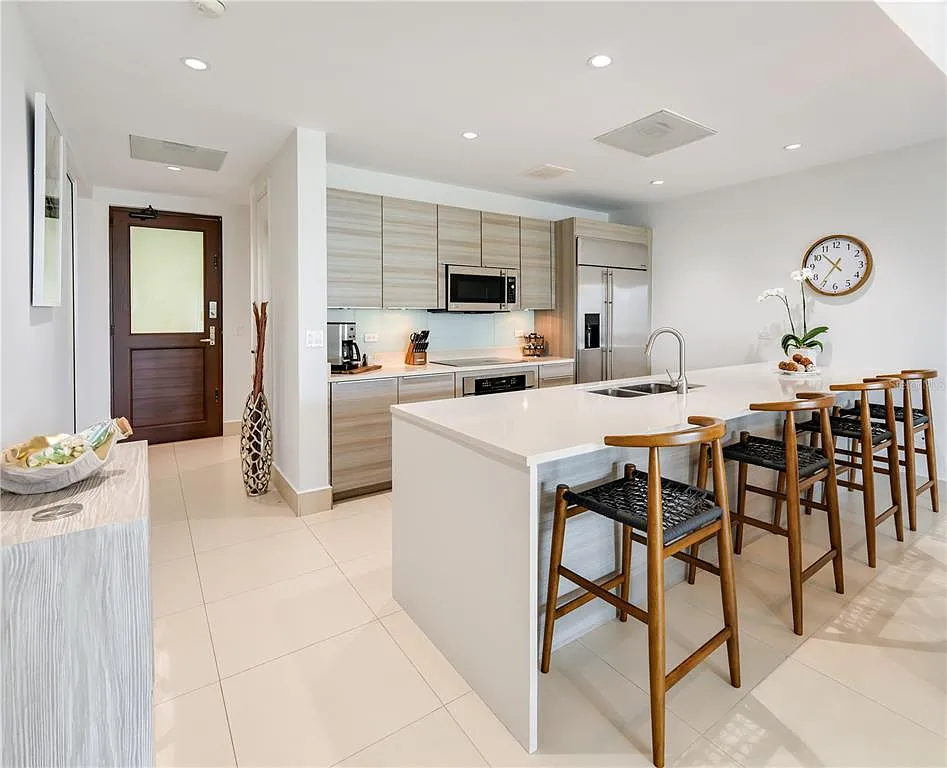 1 bed, 2.0 bath, 1281 sqft, $13,000 — Photo 3
