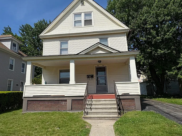 225 Whiting Ln — Photo 1