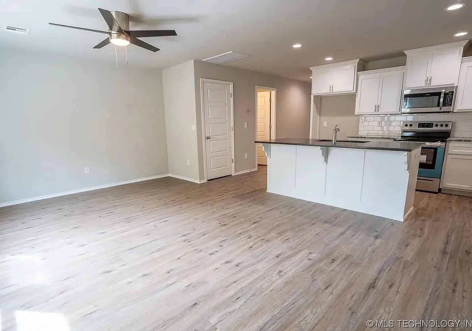 Stunning 3 bedroom Duplex in the heart of Sand Springs — Photo 2