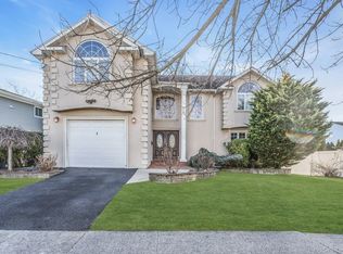 4 Laurette Ln, Freeport, NY 11520