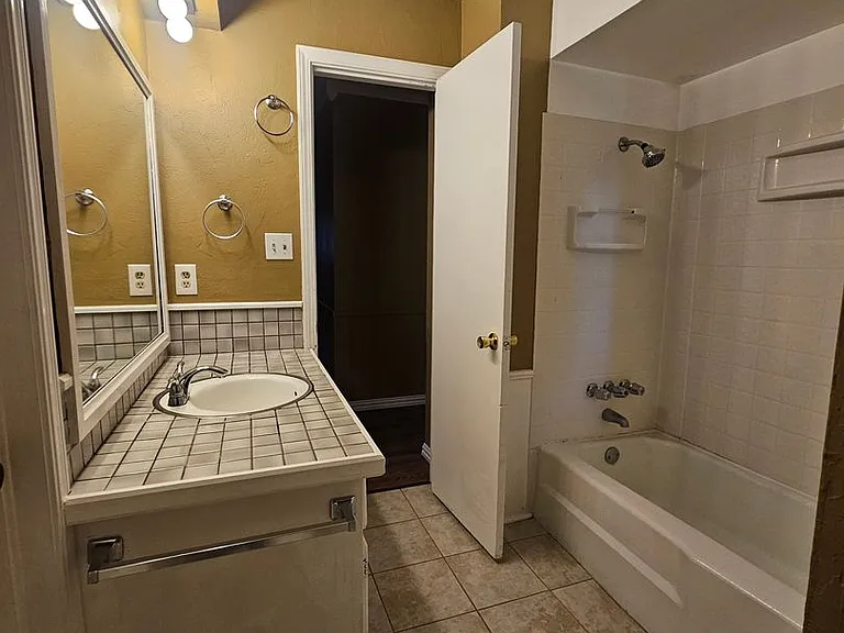 1428 Princeton Cir — Photo 13