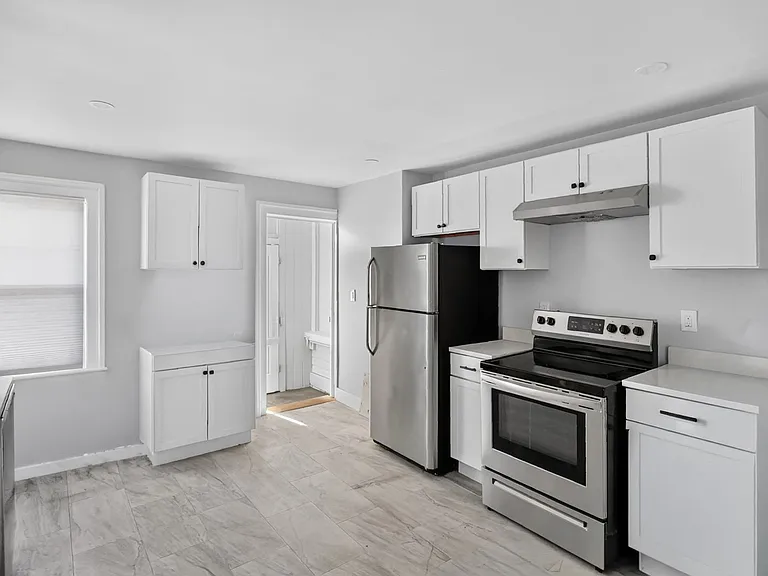 395 Crown St — Photo 8