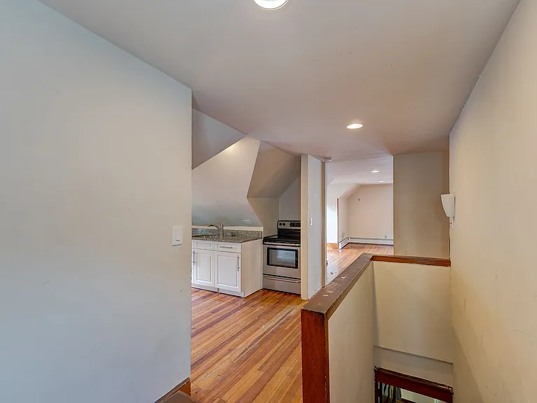 553 Whitney Ave — Photo 6